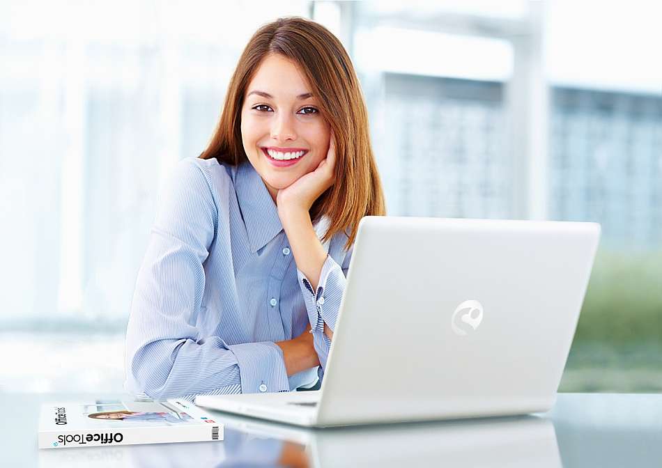 Beraterin sitzt vor ihrem Notebook mit SimplePoint OfficeTools Software-Paket